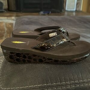 Volatile new never worn sz 7 wedge print sandals